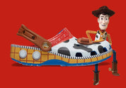 Crocs Classic Clog Toy Story Woody inspirées du cowboy Woody de Disney Pixar Toy Story, avec design exclusif, bride pivotante et semelle légère en résine Croslite™.