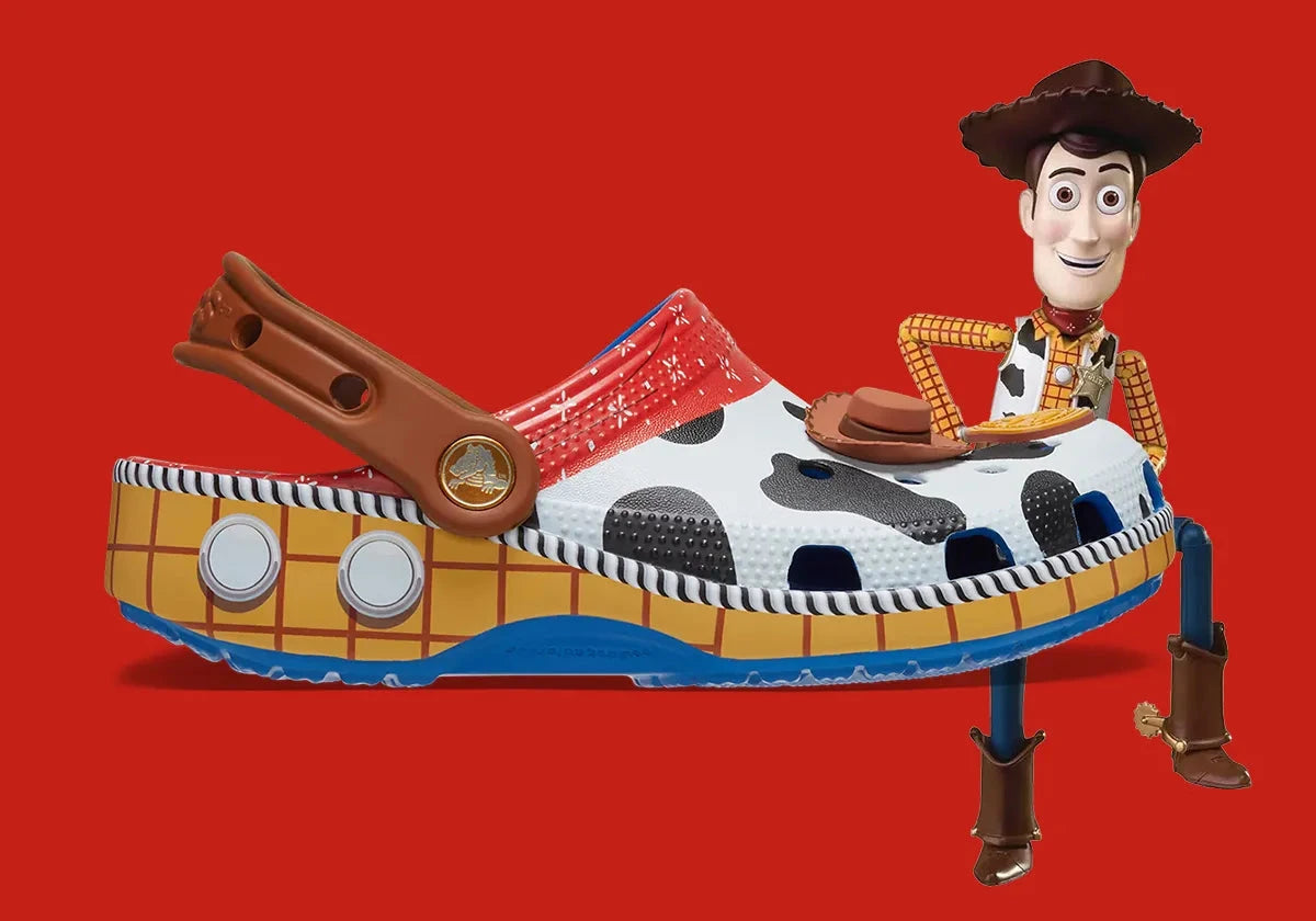 Crocs Classic Clog Toy Story Woody inspirées du cowboy Woody de Disney Pixar Toy Story, avec design exclusif, bride pivotante et semelle légère en résine Croslite™.