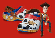 Crocs Classic Clog Toy Story Woody inspirées du cowboy Woody de Disney Pixar Toy Story, avec design exclusif, bride pivotante et semelle légère en résine Croslite™.
