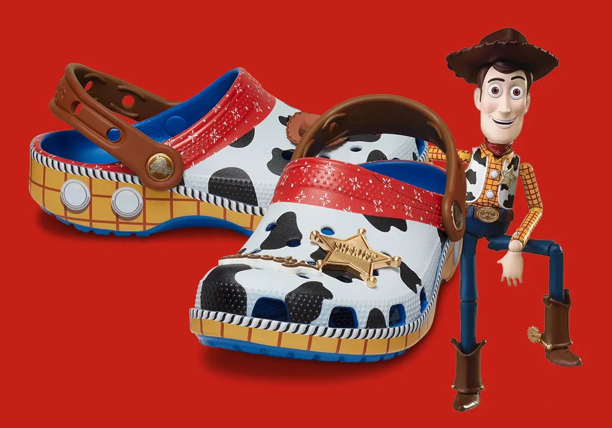 Crocs Classic Clog Toy Story Woody inspirées du cowboy Woody de Disney Pixar Toy Story, avec design exclusif, bride pivotante et semelle légère en résine Croslite™.