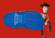 Crocs Classic Clog Toy Story Woody inspirées du cowboy Woody de Disney Pixar Toy Story, avec design exclusif, bride pivotante et semelle légère en résine Croslite™.