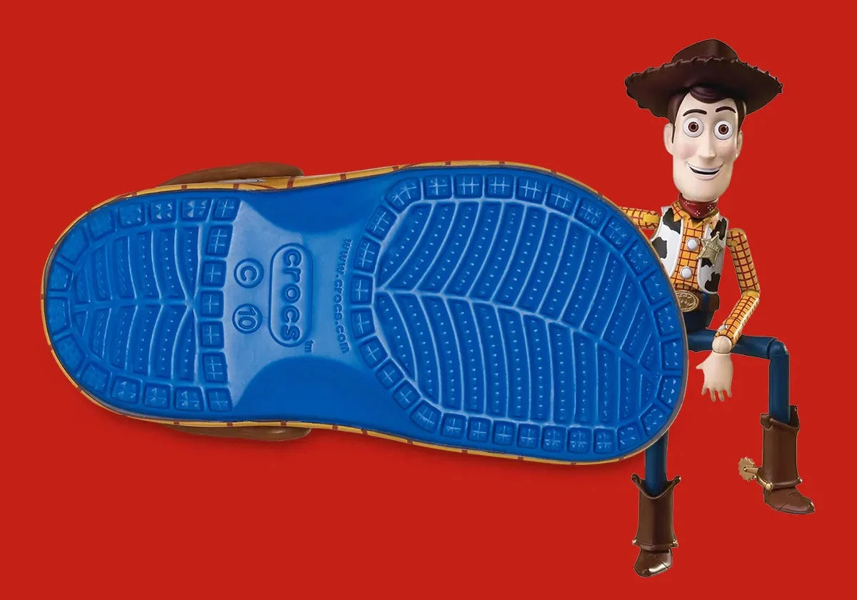 Crocs Classic Clog Toy Story Woody inspirées du cowboy Woody de Disney Pixar Toy Story, avec design exclusif, bride pivotante et semelle légère en résine Croslite™.