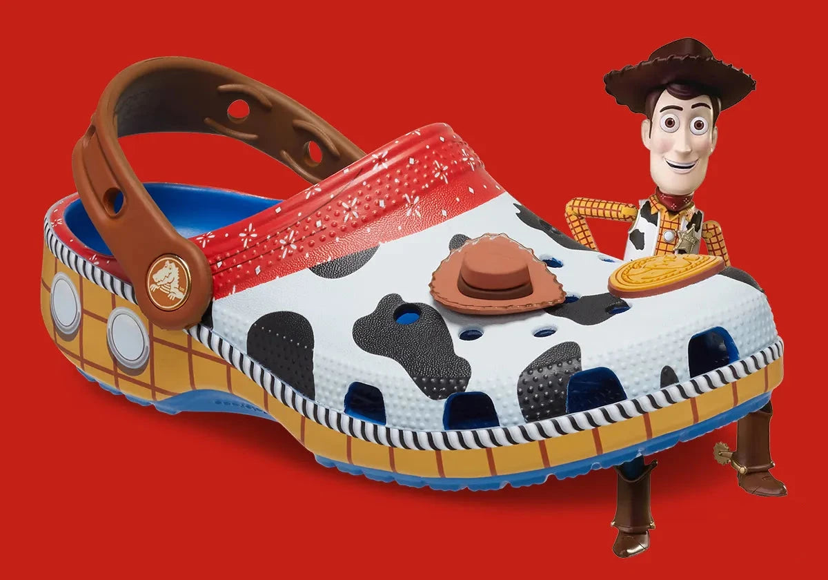 Crocs Classic Clog Toy Story Woody inspirées du cowboy Woody de Disney Pixar Toy Story, avec design exclusif, bride pivotante et semelle légère en résine Croslite™.