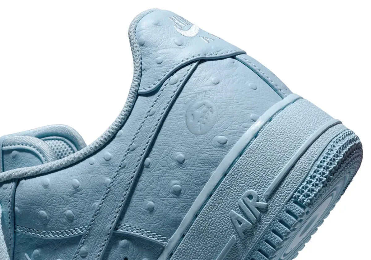 Nike Air Force 1 Low '07 Travis Scott Ice Blue en cuir effet autruche bleu clair, coloris Ice Blue et Celestine Blue.