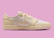 Air Jordan 1 Low Travis Scott en Shy Pink et cuir premium, avec Reverse Swoosh signature et finition collector exclusive.