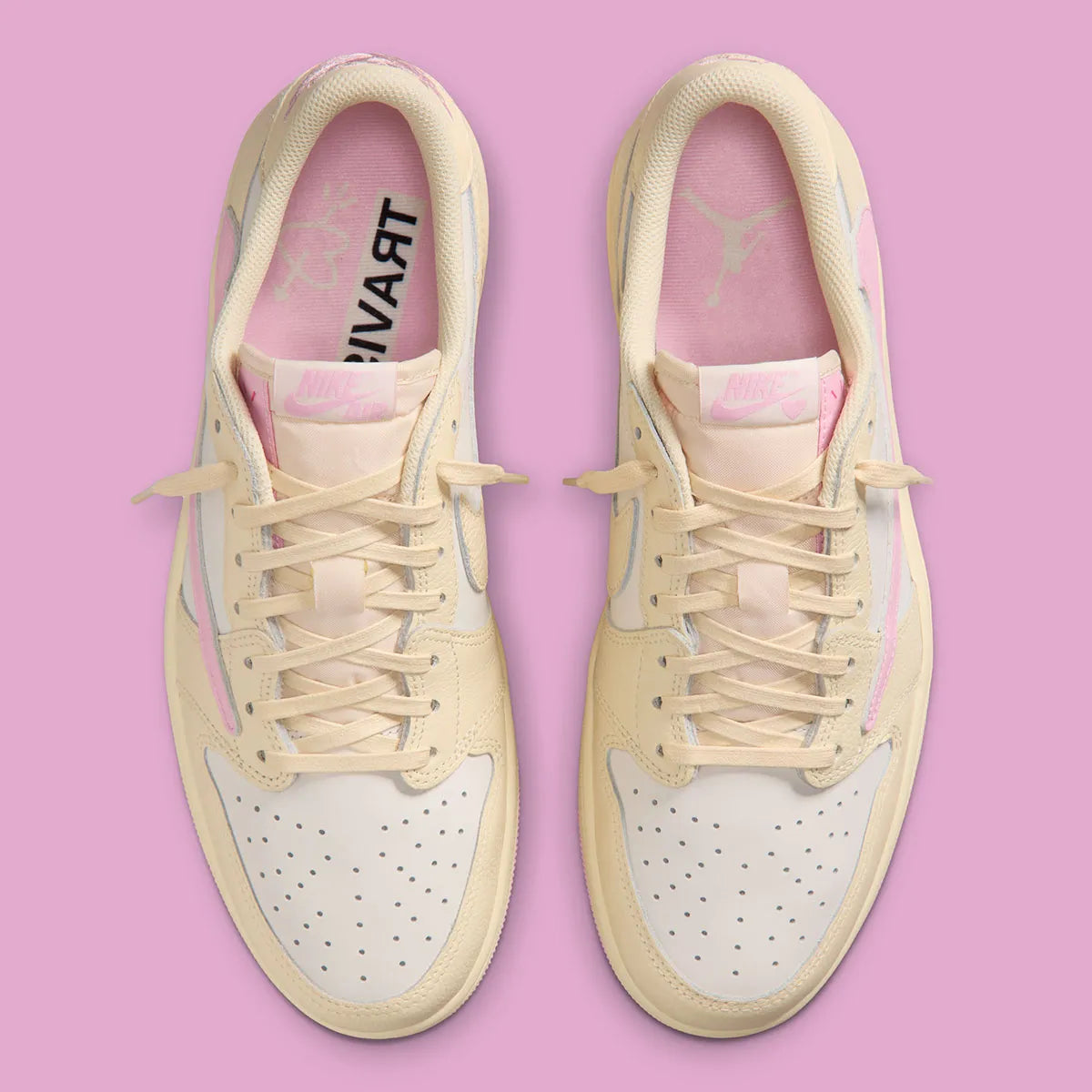 Air Jordan 1 Low Travis Scott en Shy Pink et cuir premium, avec Reverse Swoosh signature et finition collector exclusive.