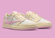 Air Jordan 1 Low Travis Scott en Shy Pink et cuir premium, avec Reverse Swoosh signature et finition collector exclusive.