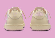 Air Jordan 1 Low Travis Scott en Shy Pink et cuir premium, avec Reverse Swoosh signature et finition collector exclusive.