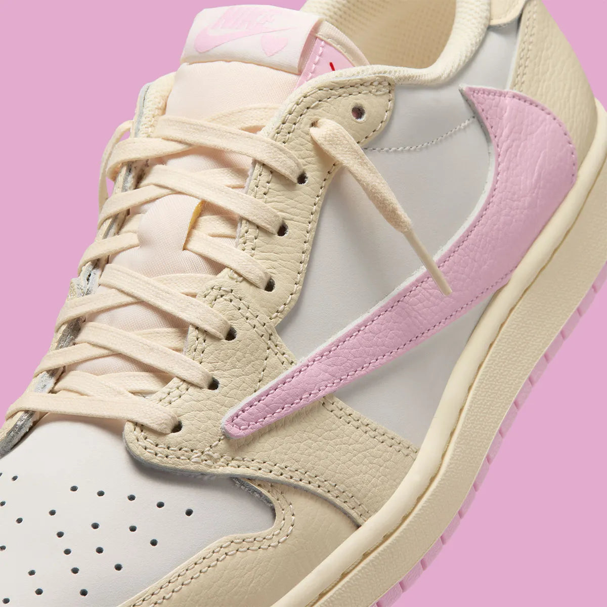 Air Jordan 1 Low Travis Scott en Shy Pink et cuir premium, avec Reverse Swoosh signature et finition collector exclusive.