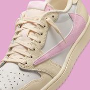 Air Jordan 1 Low Travis Scott en Shy Pink et cuir premium, avec Reverse Swoosh signature et finition collector exclusive.