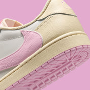 Air Jordan 1 Low Travis Scott en Shy Pink et cuir premium, avec Reverse Swoosh signature et finition collector exclusive.