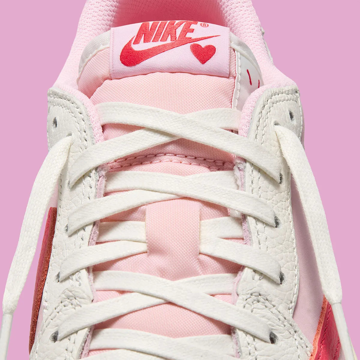 Air Jordan 1 Low Travis Scott en Sail et Tropical Pink, avec Reverse Swoosh signature et matériaux premium exclusifs.