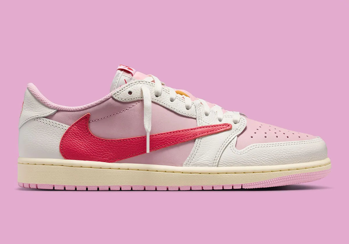 Air Jordan 1 Low Travis Scott en Sail et Tropical Pink, avec Reverse Swoosh signature et matériaux premium exclusifs.