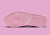 Air Jordan 1 Low Travis Scott en Sail et Tropical Pink, avec Reverse Swoosh signature et matériaux premium exclusifs.