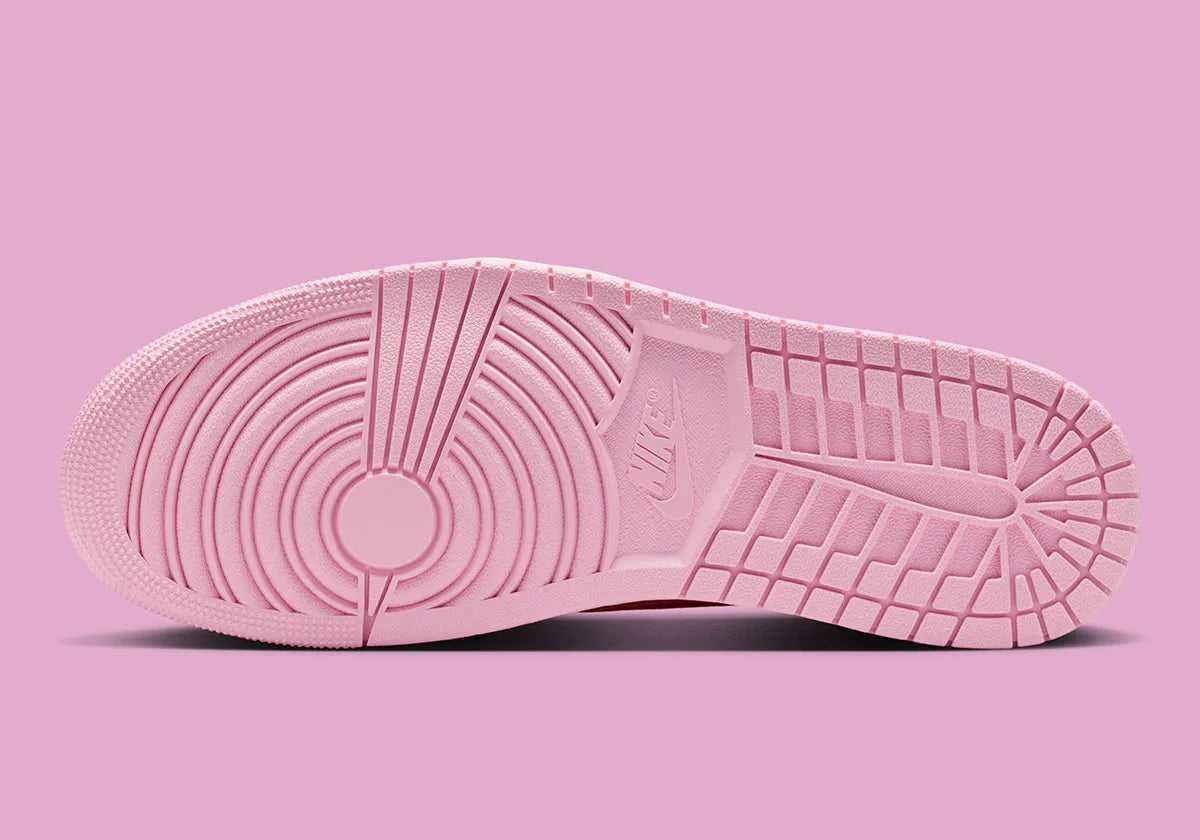 Air Jordan 1 Low Travis Scott en Sail et Tropical Pink, avec Reverse Swoosh signature et matériaux premium exclusifs.