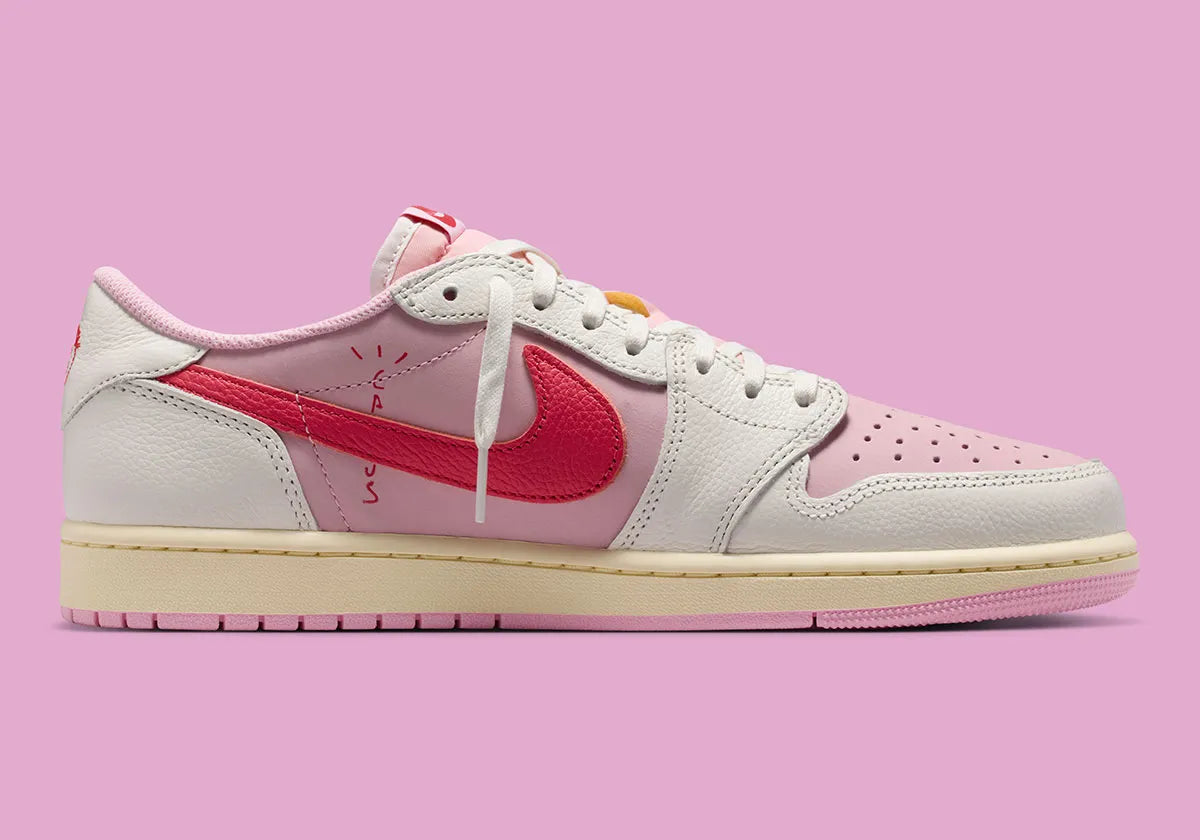 Air Jordan 1 Low Travis Scott en Sail et Tropical Pink, avec Reverse Swoosh signature et matériaux premium exclusifs.
