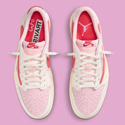 Air Jordan 1 Low Travis Scott en Sail et Tropical Pink, avec Reverse Swoosh signature et matériaux premium exclusifs.