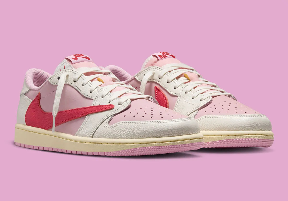 Air Jordan 1 Low Travis Scott en Sail et Tropical Pink, avec Reverse Swoosh signature et matériaux premium exclusifs.