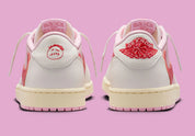 Air Jordan 1 Low Travis Scott en Sail et Tropical Pink, avec Reverse Swoosh signature et matériaux premium exclusifs.