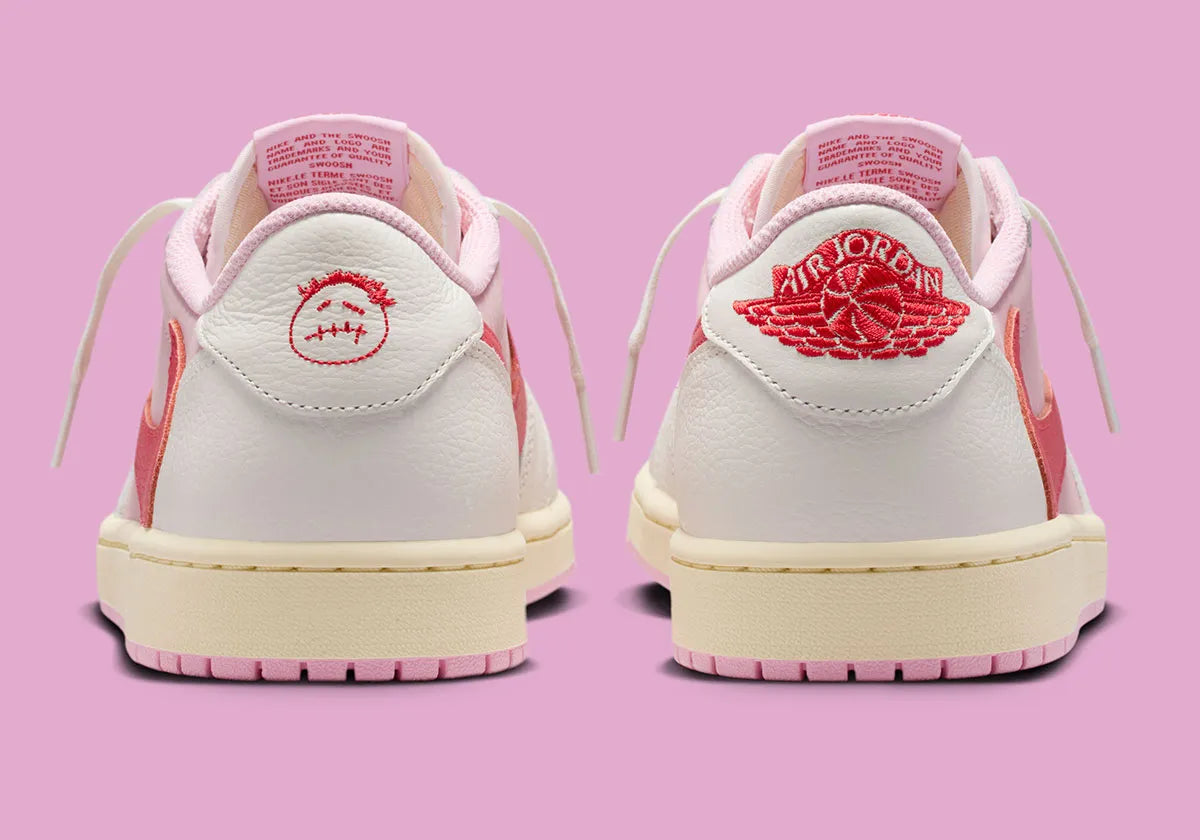 Air Jordan 1 Low Travis Scott en Sail et Tropical Pink, avec Reverse Swoosh signature et matériaux premium exclusifs.