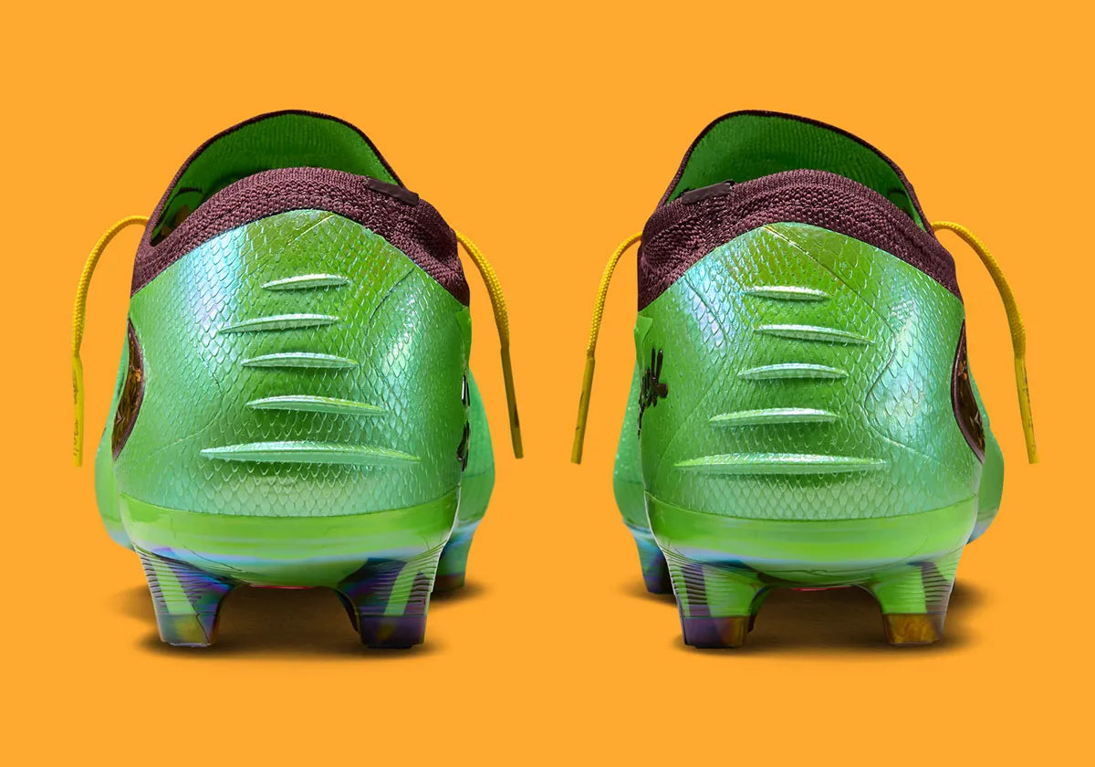 Travis Scott x Nike Phantom 6 Low Elite FG avec tige Gripknit verte, détails bruns et dorés, Swoosh inversé, plaque Cyclone 360 et semelle à crampons FG.