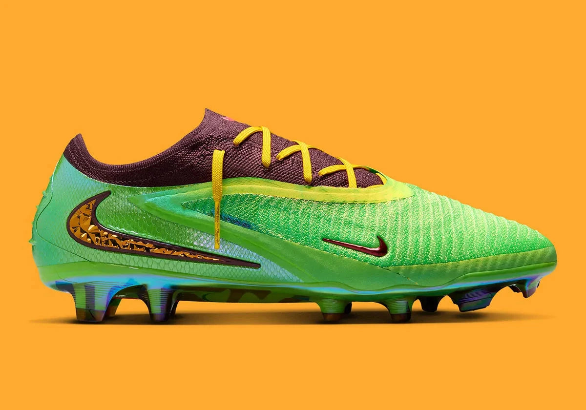 Travis Scott x Nike Phantom 6 Low Elite FG avec tige Gripknit verte, détails bruns et dorés, Swoosh inversé, plaque Cyclone 360 et semelle à crampons FG.