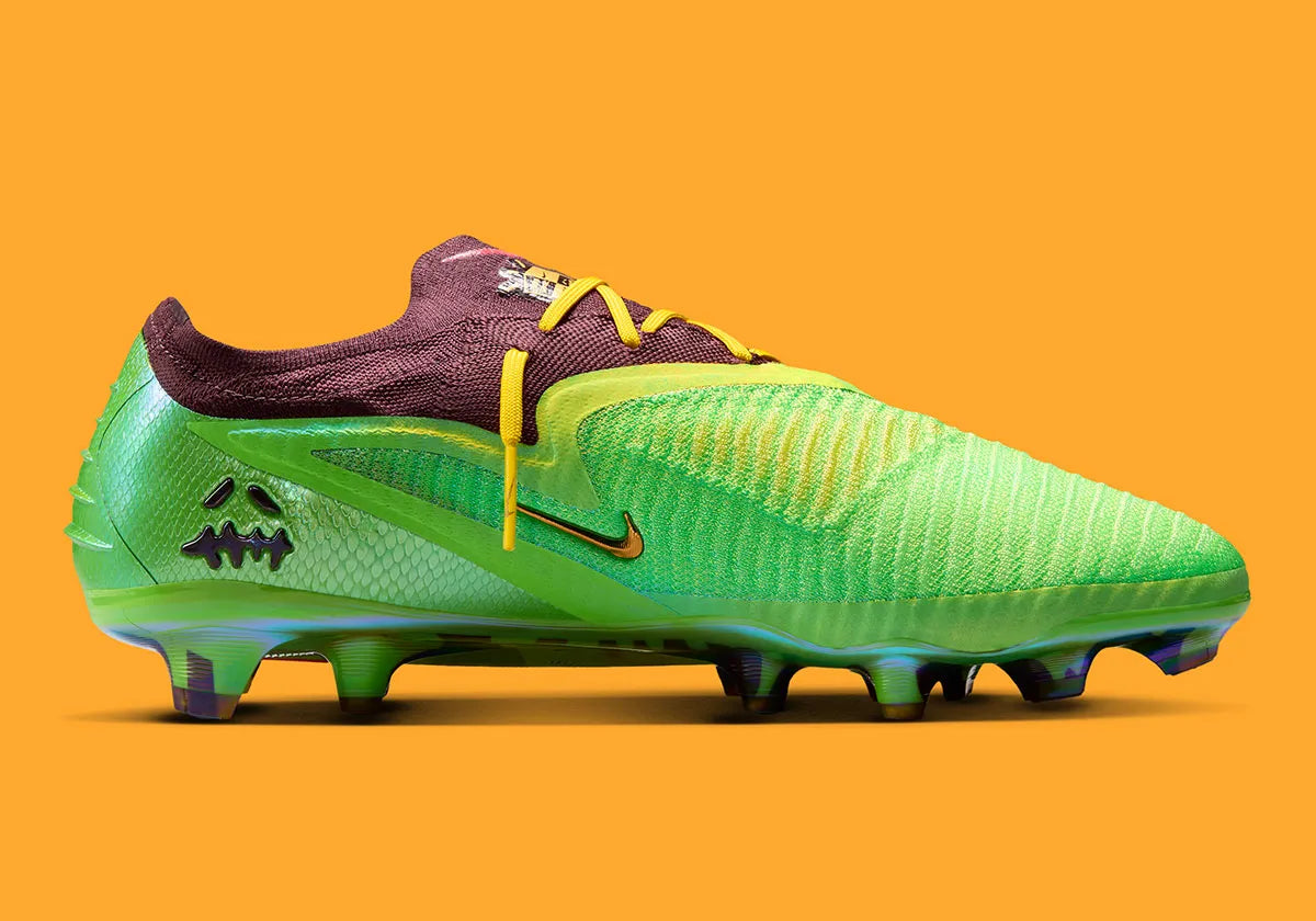 Travis Scott x Nike Phantom 6 Low Elite FG avec tige Gripknit verte, détails bruns et dorés, Swoosh inversé, plaque Cyclone 360 et semelle à crampons FG.