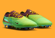 Travis Scott x Nike Phantom 6 Low Elite FG avec tige Gripknit verte, détails bruns et dorés, Swoosh inversé, plaque Cyclone 360 et semelle à crampons FG.