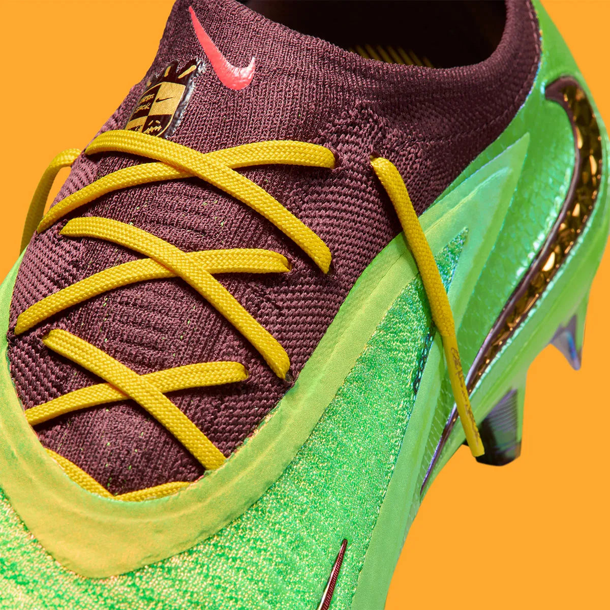 Travis Scott x Nike Phantom 6 Low Elite FG avec tige Gripknit verte, détails bruns et dorés, Swoosh inversé, plaque Cyclone 360 et semelle à crampons FG.