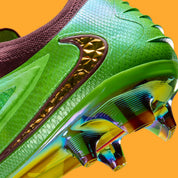 Travis Scott x Nike Phantom 6 Low Elite FG avec tige Gripknit verte, détails bruns et dorés, Swoosh inversé, plaque Cyclone 360 et semelle à crampons FG.