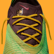 Nike Phantom 6 Low Elite IC SE Travis Scott avec tige en Flyknit, revêtement Gripknit, silhouette basse et semelle extérieure IC en caoutchouc non marquant pour les terrains indoor.