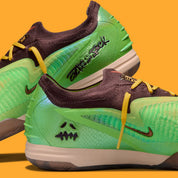 Nike Phantom 6 Low Elite IC SE Travis Scott avec tige en Flyknit, revêtement Gripknit, silhouette basse et semelle extérieure IC en caoutchouc non marquant pour les terrains indoor.