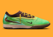 Nike Phantom 6 Low Elite IC SE Travis Scott avec tige en Flyknit, revêtement Gripknit, silhouette basse et semelle extérieure IC en caoutchouc non marquant pour les terrains indoor.
