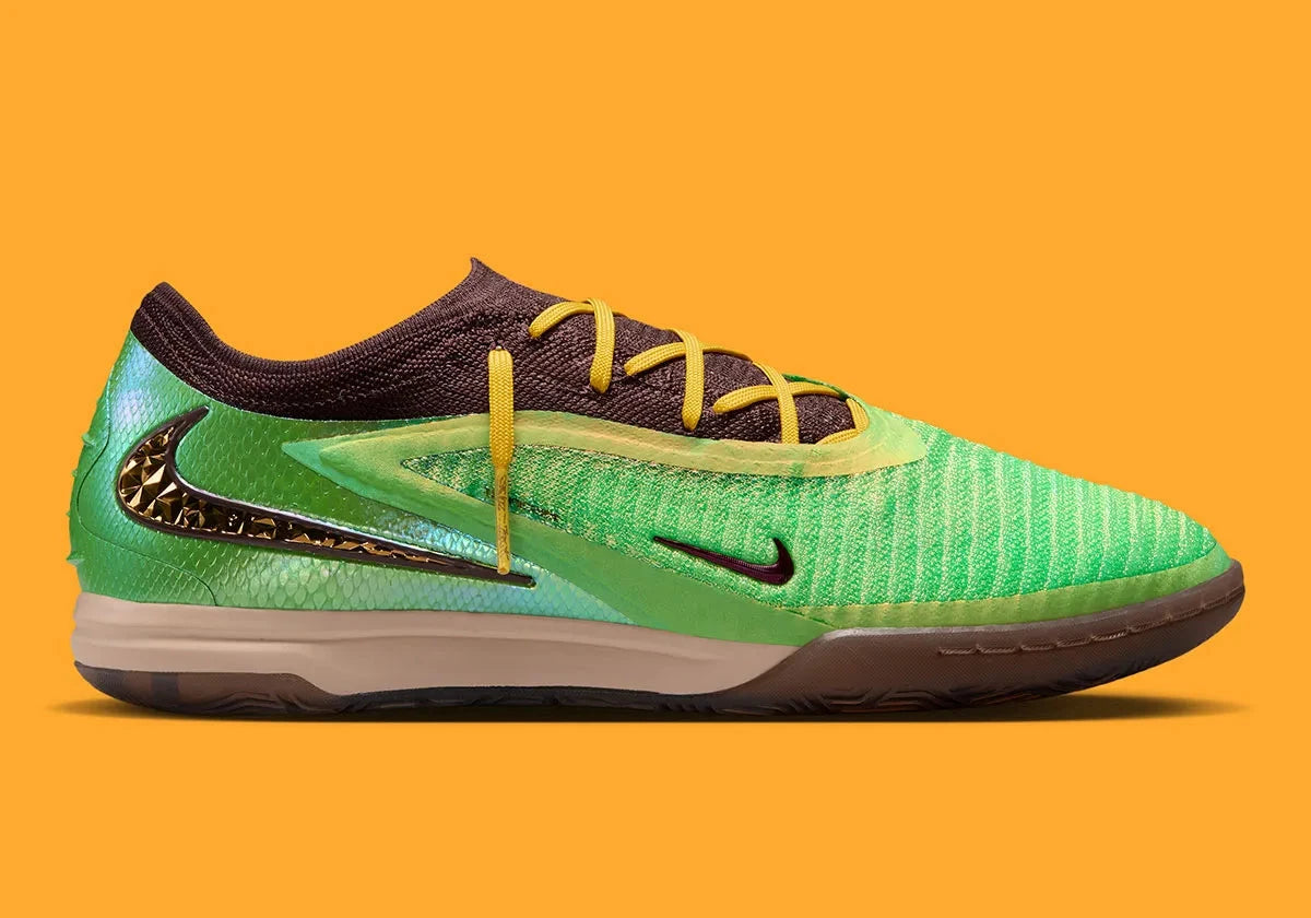 Nike Phantom 6 Low Elite IC SE Travis Scott avec tige en Flyknit, revêtement Gripknit, silhouette basse et semelle extérieure IC en caoutchouc non marquant pour les terrains indoor.