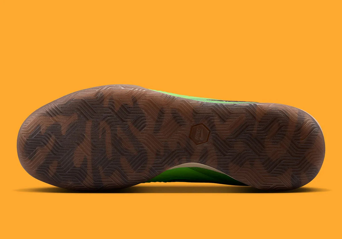 Nike Phantom 6 Low Elite IC SE Travis Scott avec tige en Flyknit, revêtement Gripknit, silhouette basse et semelle extérieure IC en caoutchouc non marquant pour les terrains indoor.