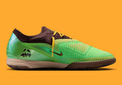 Nike Phantom 6 Low Elite IC SE Travis Scott avec tige en Flyknit, revêtement Gripknit, silhouette basse et semelle extérieure IC en caoutchouc non marquant pour les terrains indoor.