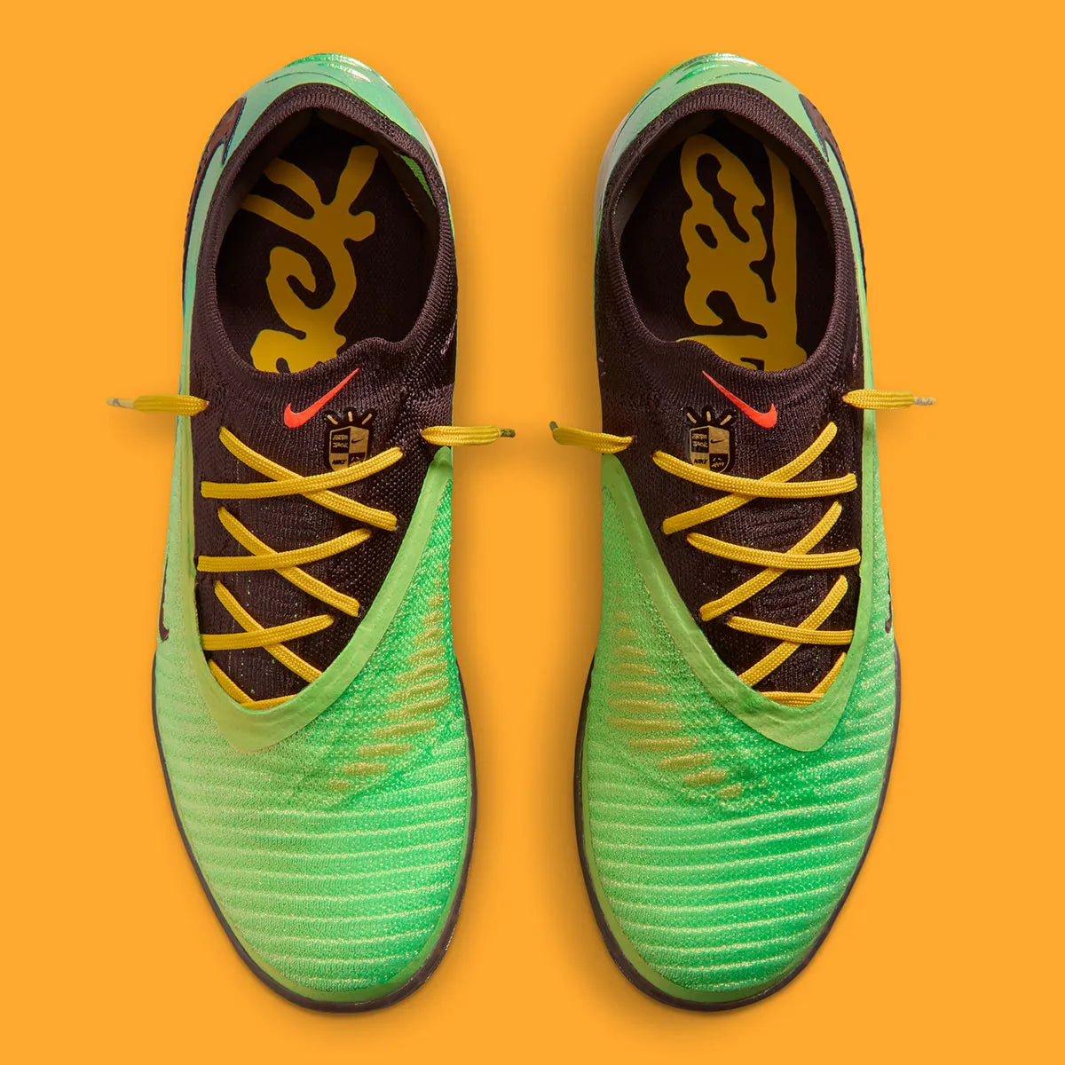 Nike Phantom 6 Low Elite IC SE Travis Scott avec tige en Flyknit, revêtement Gripknit, silhouette basse et semelle extérieure IC en caoutchouc non marquant pour les terrains indoor.