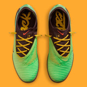 Nike Phantom 6 Low Elite IC SE Travis Scott avec tige en Flyknit, revêtement Gripknit, silhouette basse et semelle extérieure IC en caoutchouc non marquant pour les terrains indoor.