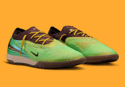 Nike Phantom 6 Low Elite IC SE Travis Scott avec tige en Flyknit, revêtement Gripknit, silhouette basse et semelle extérieure IC en caoutchouc non marquant pour les terrains indoor.