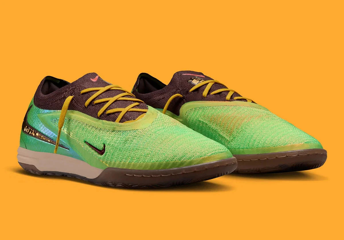 Nike Phantom 6 Low Elite IC SE Travis Scott avec tige en Flyknit, revêtement Gripknit, silhouette basse et semelle extérieure IC en caoutchouc non marquant pour les terrains indoor.