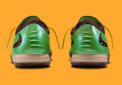 Nike Phantom 6 Low Elite IC SE Travis Scott avec tige en Flyknit, revêtement Gripknit, silhouette basse et semelle extérieure IC en caoutchouc non marquant pour les terrains indoor.
