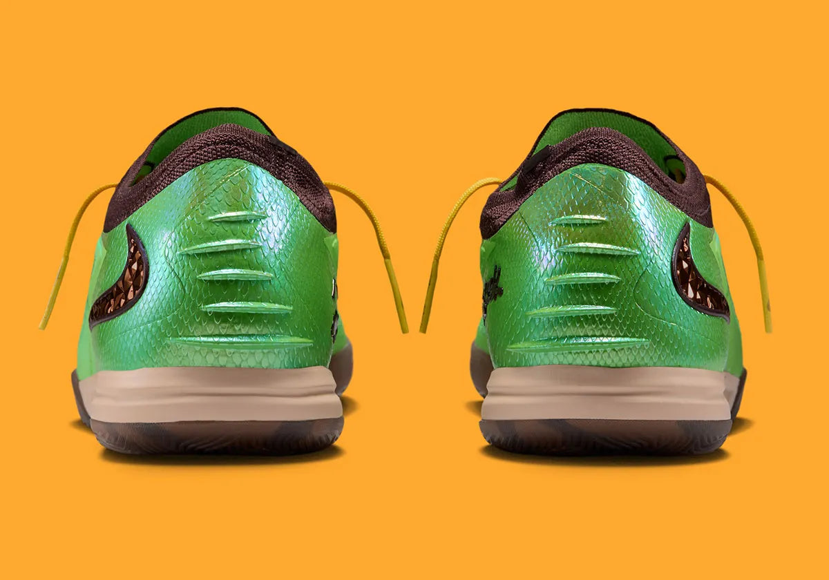 Nike Phantom 6 Low Elite IC SE Travis Scott avec tige en Flyknit, revêtement Gripknit, silhouette basse et semelle extérieure IC en caoutchouc non marquant pour les terrains indoor.