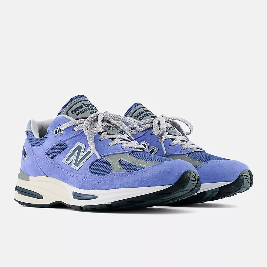 New Balance 991v2 MiUK Summer Brights Baja Blue avec tige en mesh respirant, empiècements en daim premium bleu, amorti FuelCell, technologie ENCAP et fabrication Made in UK vue de 3/4 face. 