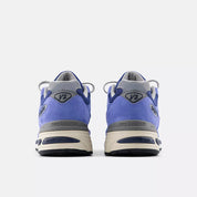 New Balance 991v2 MiUK Summer Brights Baja Blue avec tige en mesh respirant, empiècements en daim premium bleu, amorti FuelCell, technologie ENCAP et fabrication Made in UK vue de derrière. 