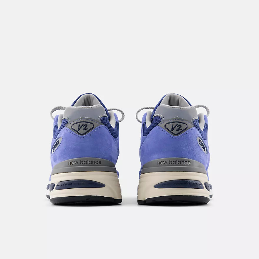 New Balance 991v2 MiUK Summer Brights Baja Blue avec tige en mesh respirant, empiècements en daim premium bleu, amorti FuelCell, technologie ENCAP et fabrication Made in UK vue de derrière. 