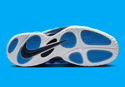 Sneakers Nike Air Foamposite Pro en matériau synthétique moulé University Blue avec détails noirs, amorti Nike Air et plaque en fibre de carbone apparente.
