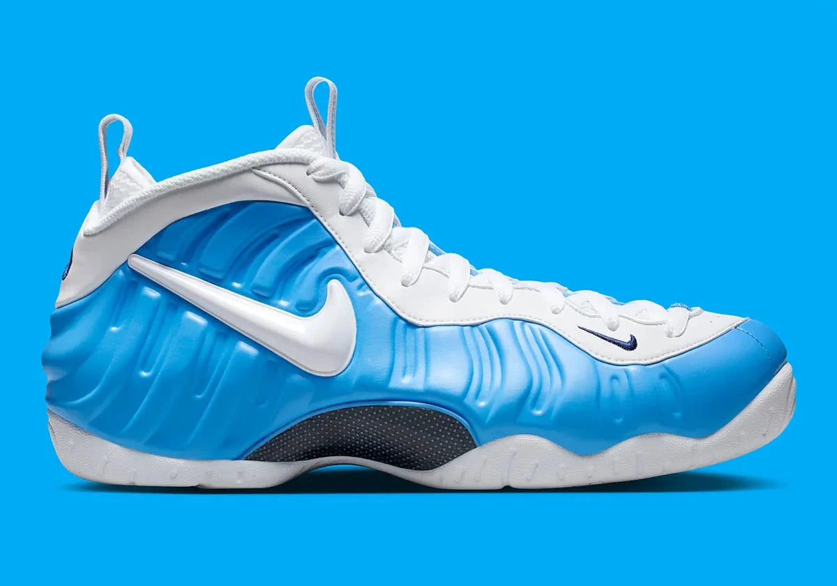 Sneakers Nike Air Foamposite Pro en matériau synthétique moulé University Blue avec détails noirs, amorti Nike Air et plaque en fibre de carbone apparente.
