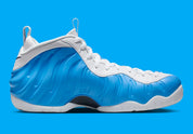 Sneakers Nike Air Foamposite Pro en matériau synthétique moulé University Blue avec détails noirs, amorti Nike Air et plaque en fibre de carbone apparente.
