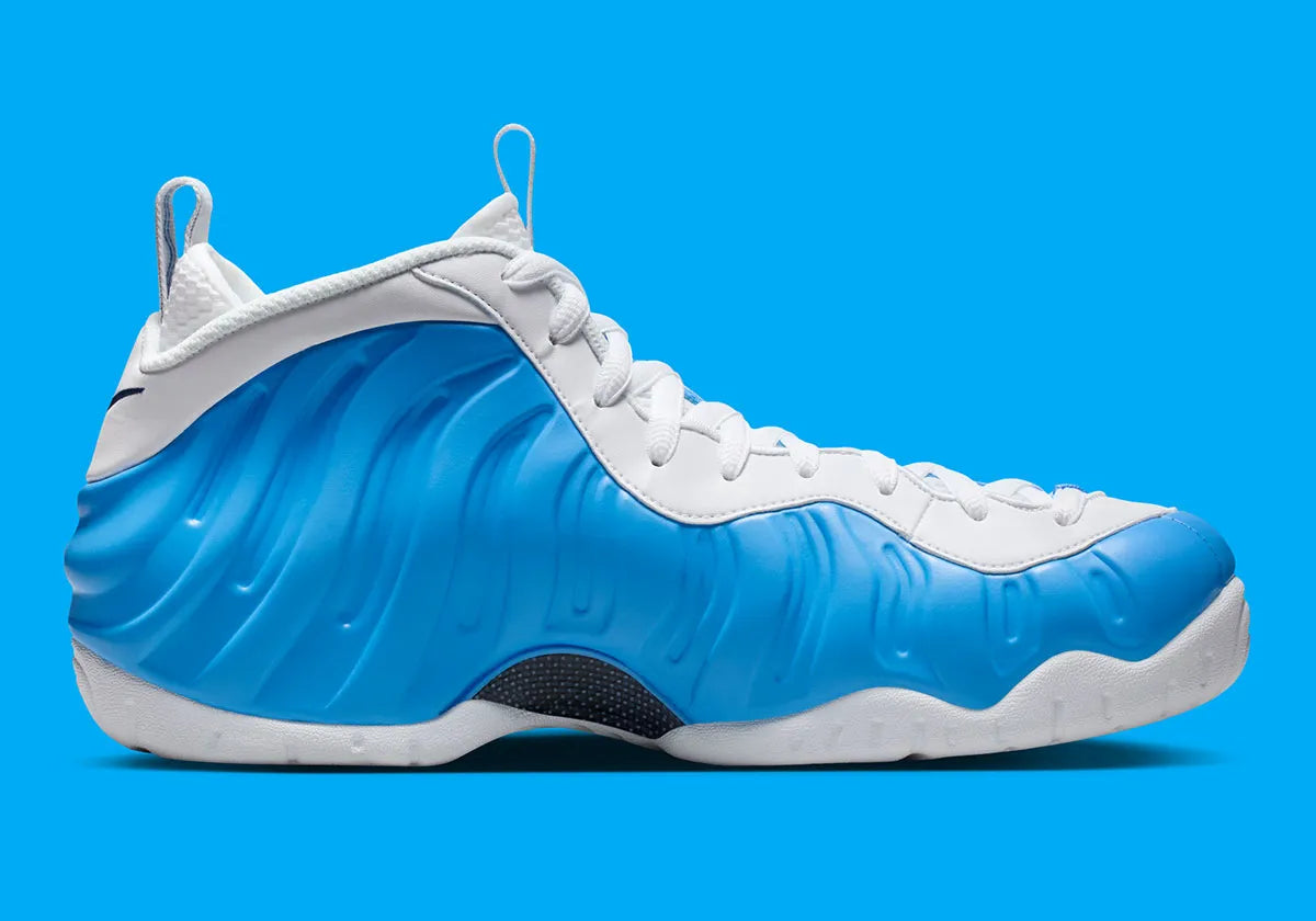 Sneakers Nike Air Foamposite Pro en matériau synthétique moulé University Blue avec détails noirs, amorti Nike Air et plaque en fibre de carbone apparente.
