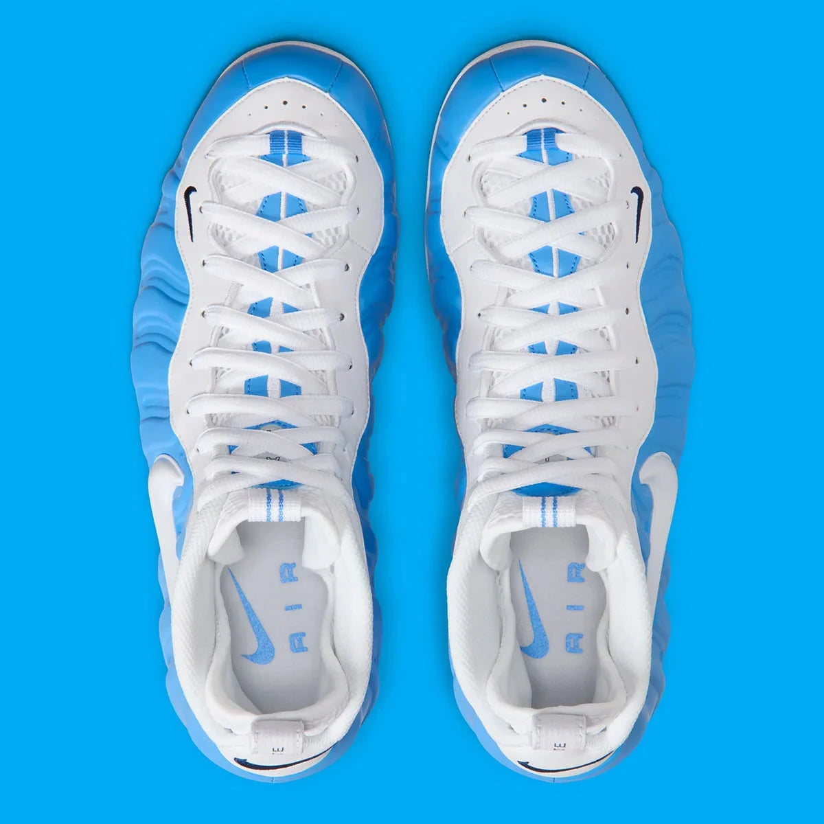Sneakers Nike Air Foamposite Pro en matériau synthétique moulé University Blue avec détails noirs, amorti Nike Air et plaque en fibre de carbone apparente.
